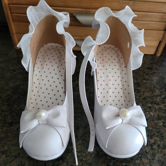 NWOT WHITE LACY BOW PUMPS SIZE 39  OR. 8 - Picture 2 of 11